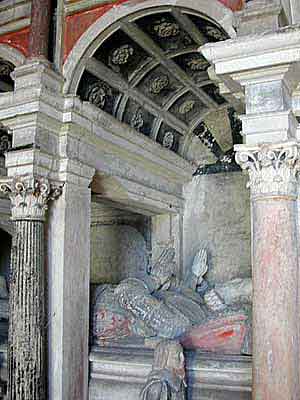 025-collingbourne-tomb